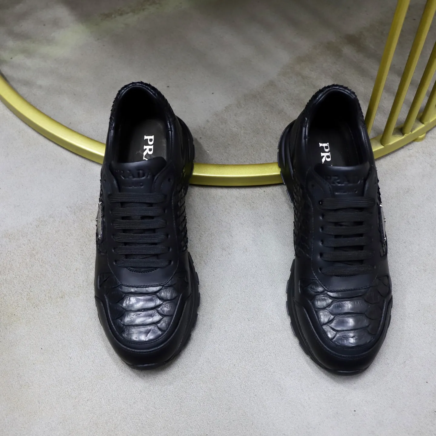 Factory price: 600💰Cow leather lining Brand: PRADA (Prada) Standard code: Men's size 38/44 (45 can be customized) Grade: Same as the official website Material: Original cowhide splicing imported cowhide lining Original combination two-color wear-resistant soft outsole Style category: Leisure and sports version Young fashion European and American trend British style Color: Real picture color